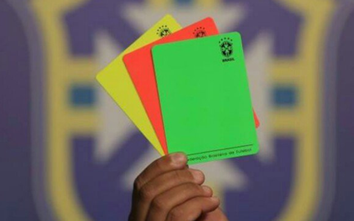 Chiến thuật quản lý thẻ phạt trong bóng đá hiện đại